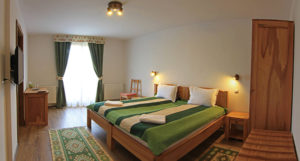 Mobilier lemn masiv pensiune